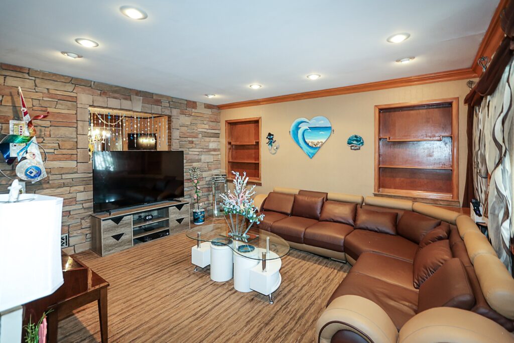 993 Ferngate Dr, Franklin Square 5-min 993 Ferngate Dr, Franklin Square 5-min